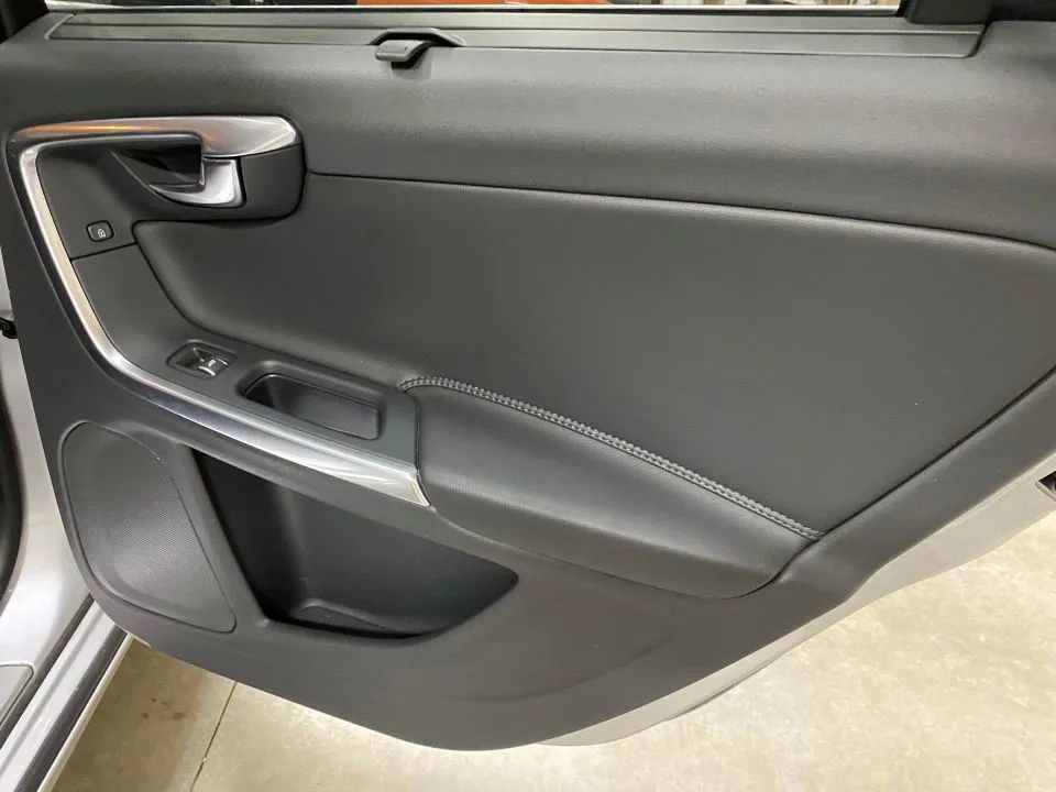 Used 2018 Volvo S60 T5 Inscription image 36