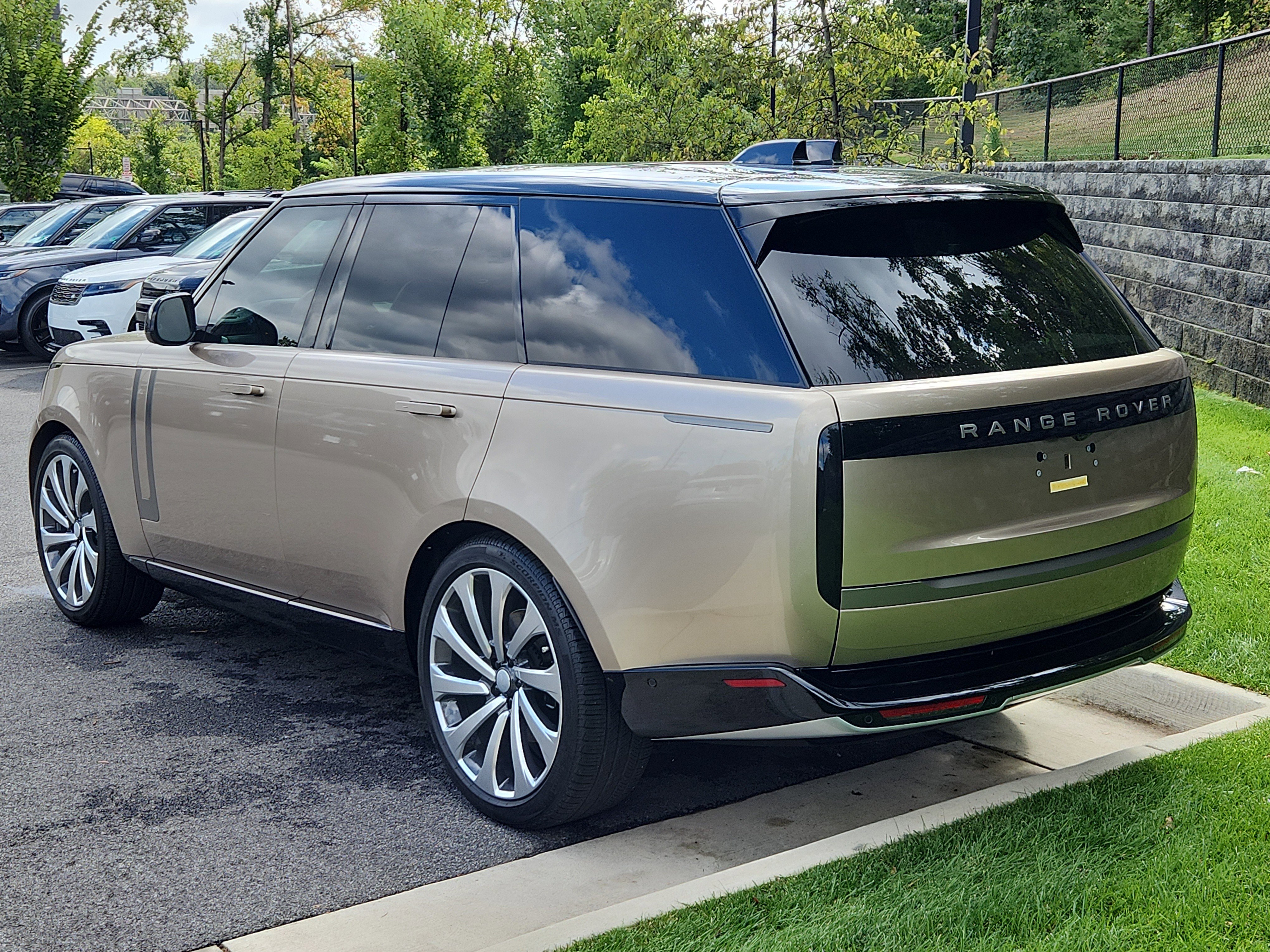 Used 2025 Land Rover Range Rover SE image 12