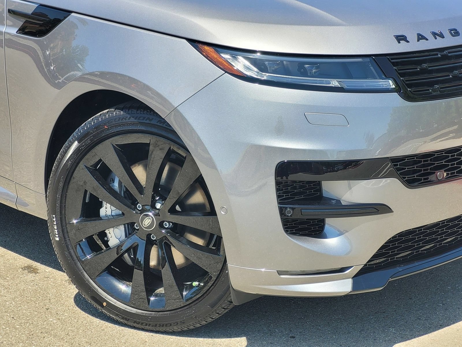 New 2025 Land Rover Range Rover Sport Dynamic SE AWD/4WD image 7