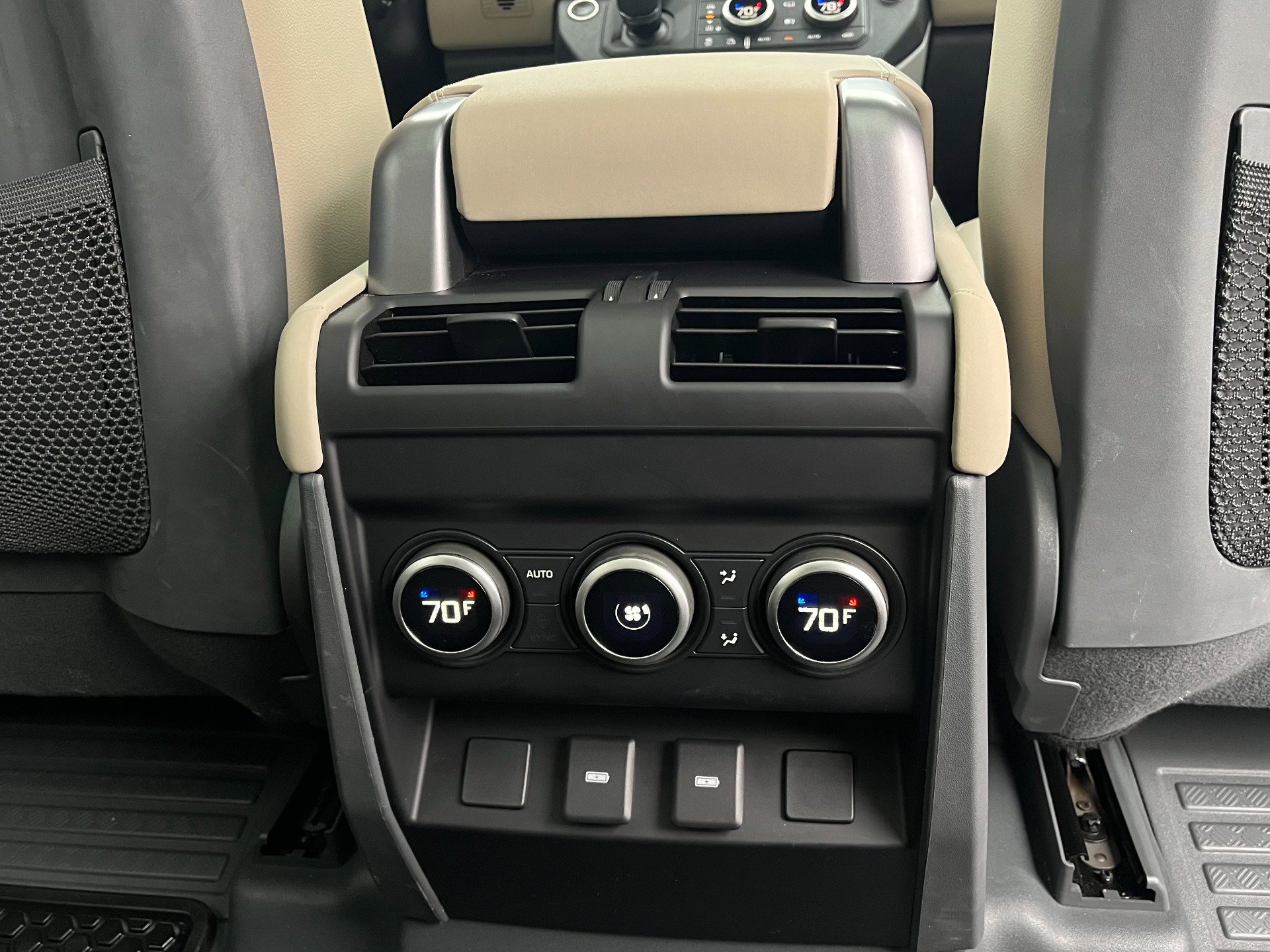 Used 2024 Land Rover Defender 110 SE image 25