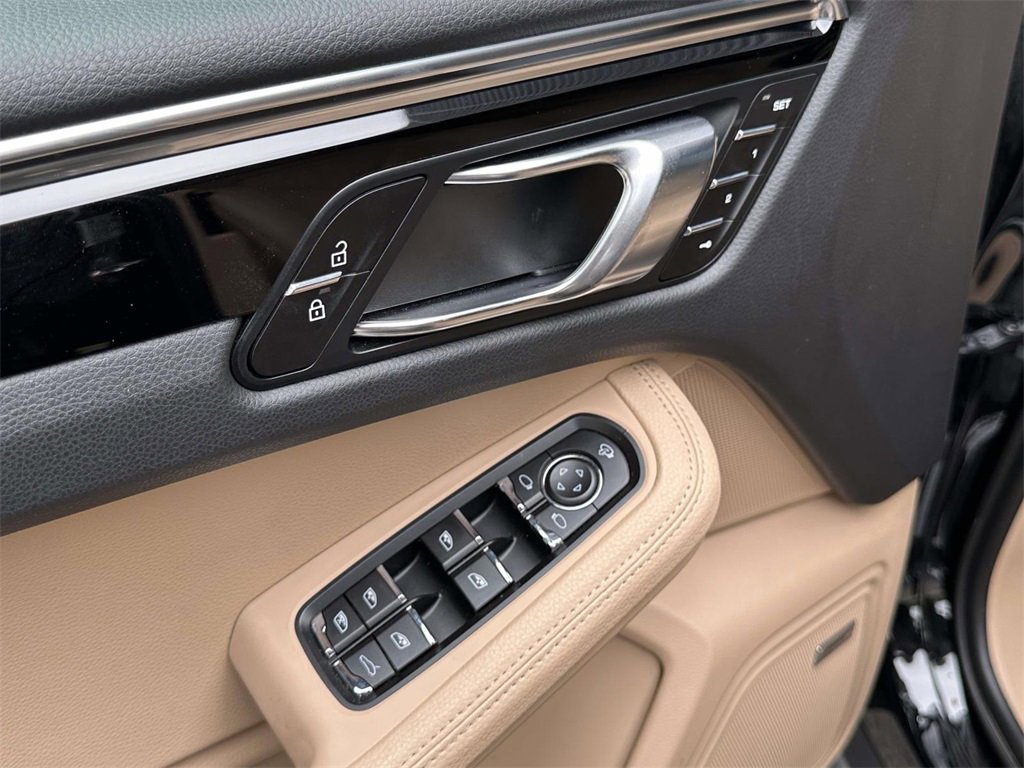 Certified 2025 Porsche Macan image 17