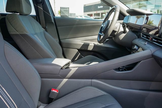 Certified 2025 Hyundai Elantra SEL FWD image 17