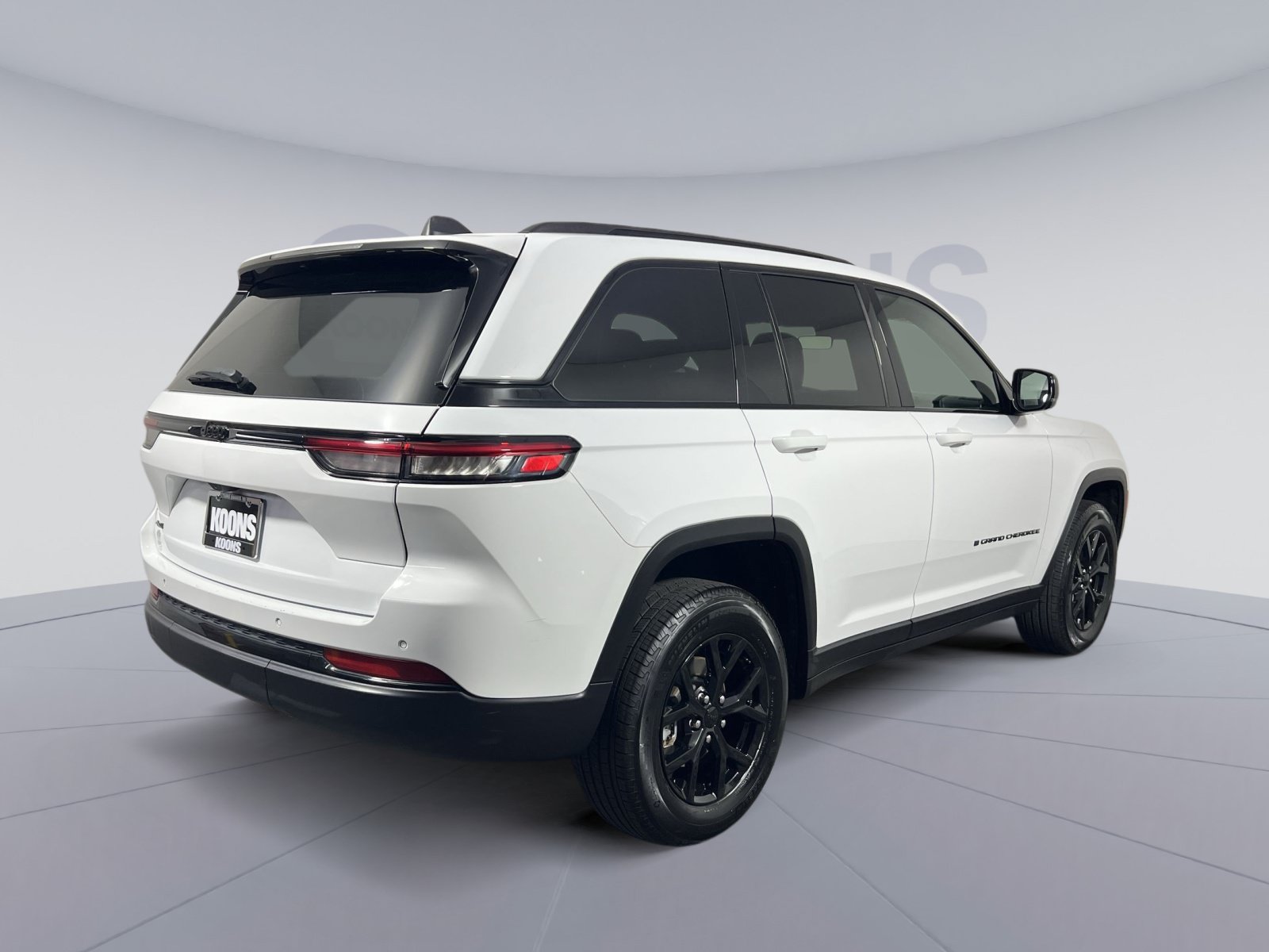 Used 2025 Jeep Grand Cherokee Altitude AWD/4WD image 7