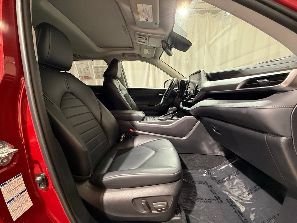 Used 2022 Toyota Highlander XLE AWD/4WD image 24