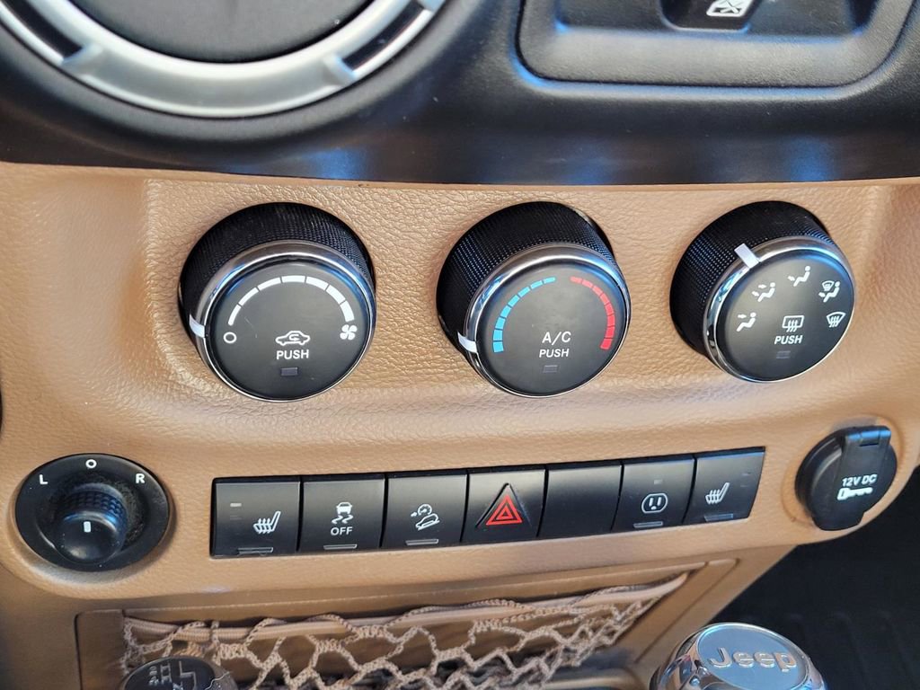 Used 2017 Jeep Wrangler Unlimited Rubicon w/ Connectivity Group image 28