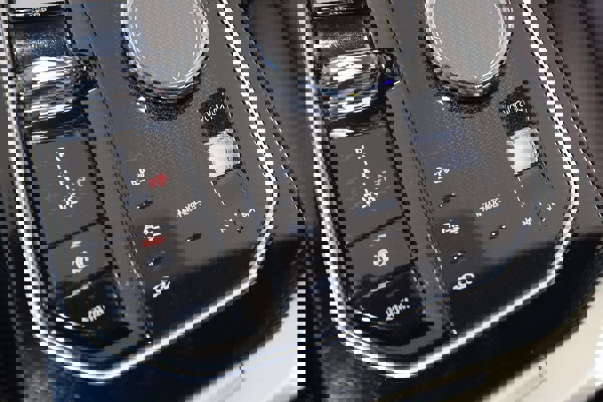 Used 2023 BMW 740i w/ Parking Assistance Package image 37