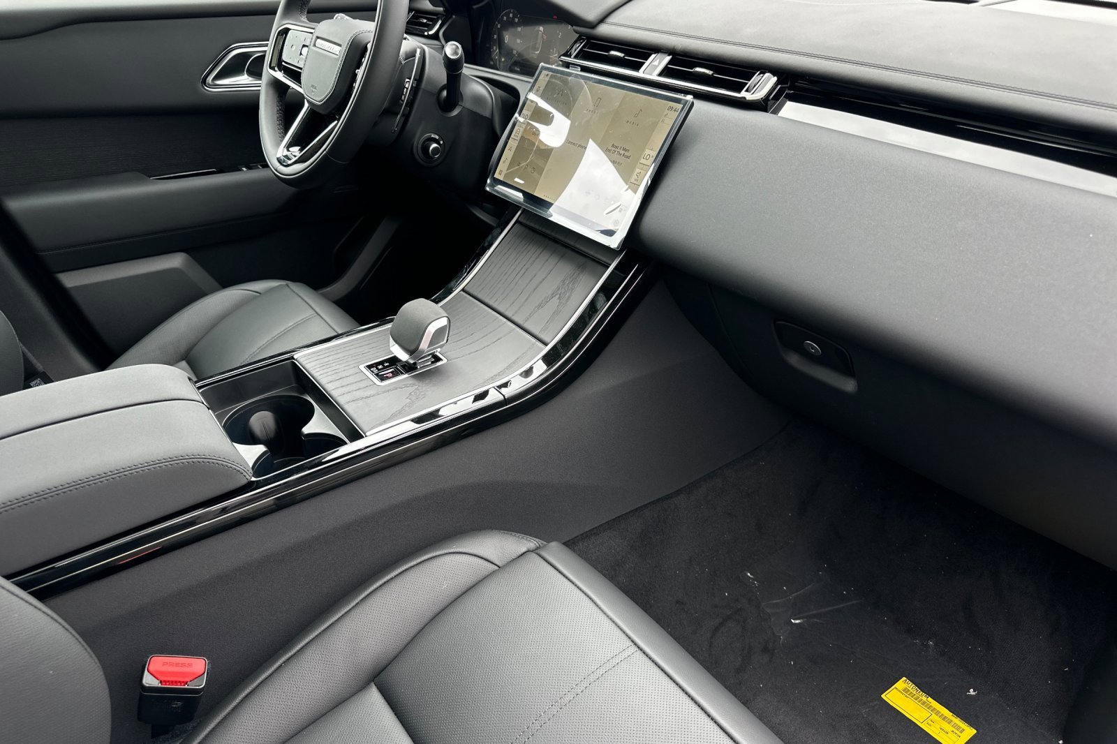 New 2026 Land Rover Range Rover Velar Dynamic SE image 17