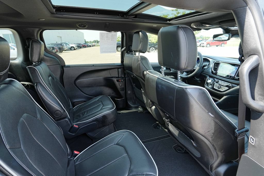 Used 2025 Chrysler Pacifica Limited FWD image 24