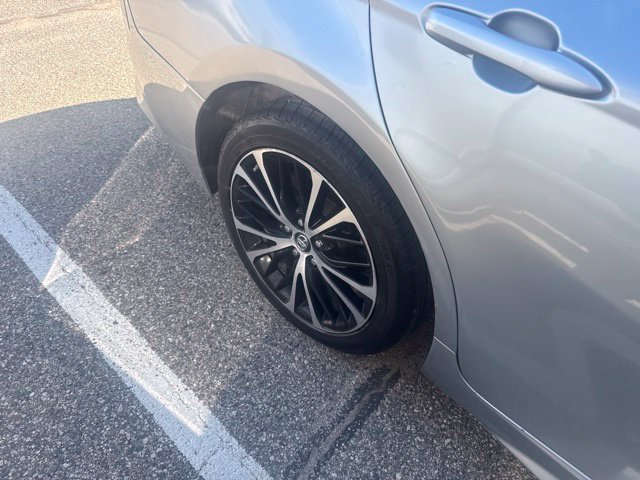 Used 2018 Toyota Camry SE w/ Convenience Package FWD image 4