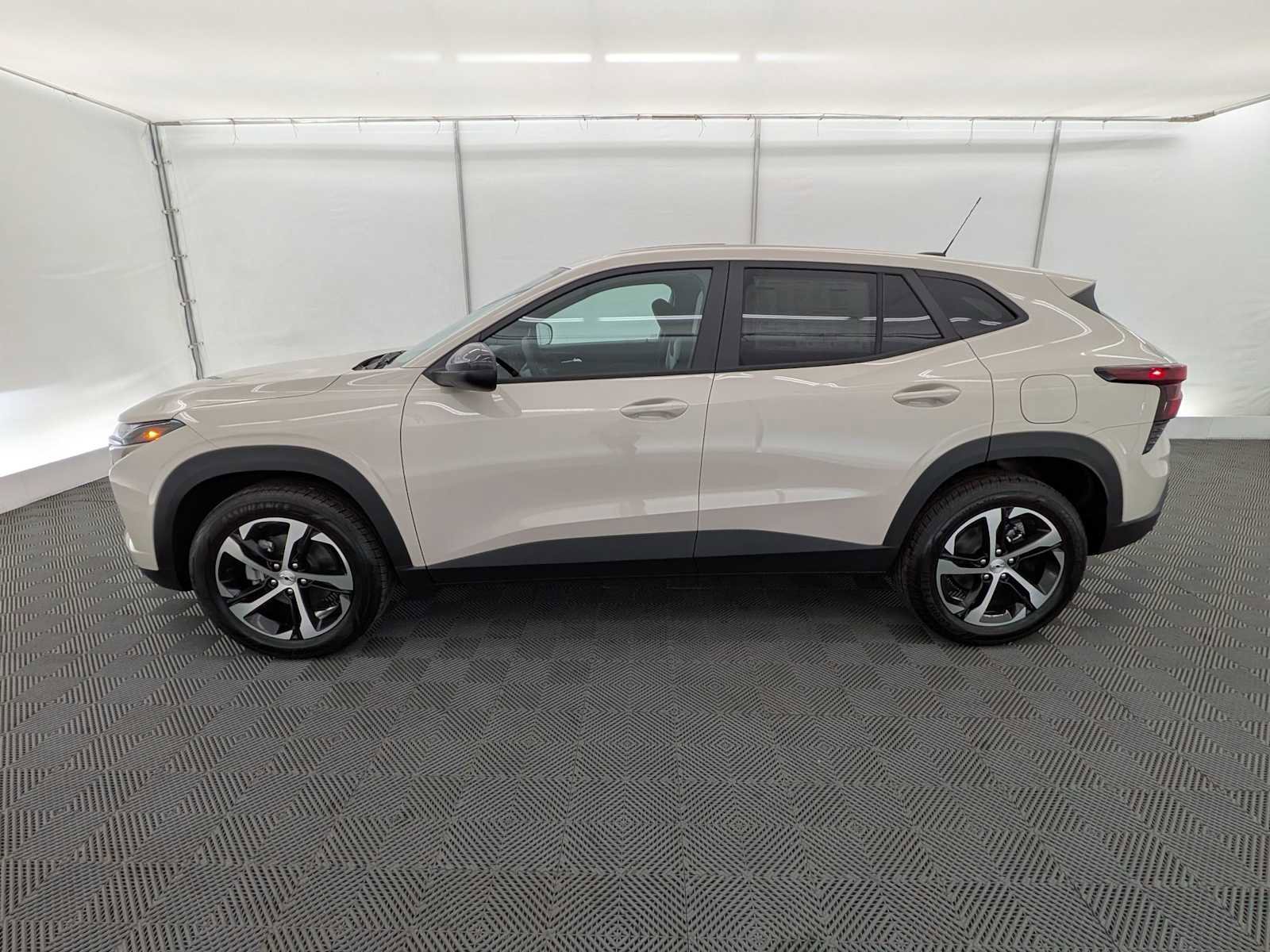 New 2026 Chevrolet Trax RS w/ Sunroof Package FWD image 3