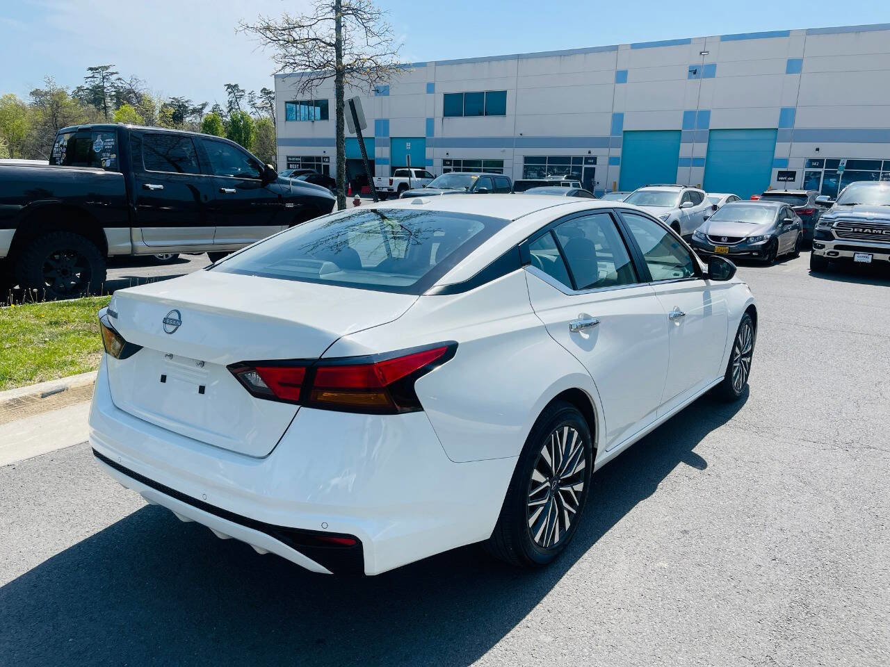 Used 2025 Nissan Altima 2.5 SV image 8