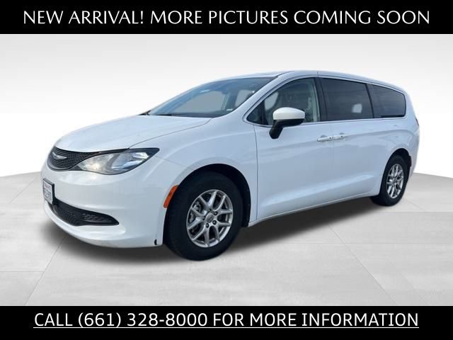 Used 2023 Chrysler Voyager LX image 1