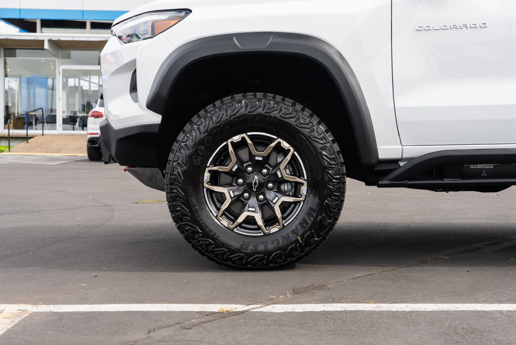 New 2026 Chevrolet Colorado ZR2 w/ Technology Package AWD/4WD image 7