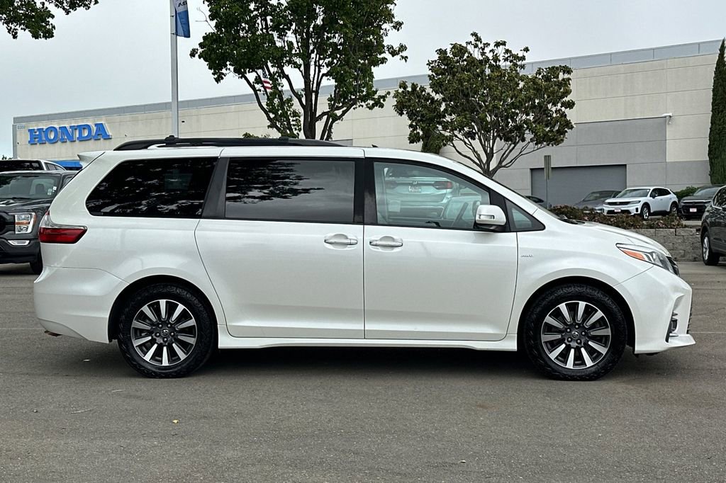 Used 2018 Toyota Sienna Limited AWD/4WD image 3
