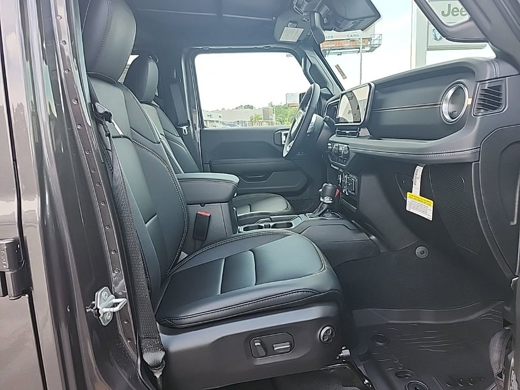 New 2025 Jeep Wrangler Unlimited Sahara AWD/4WD image 11