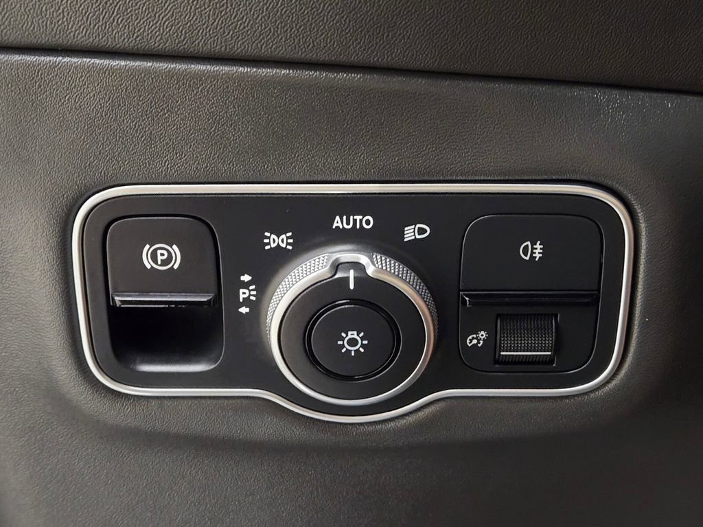 Used 2024 Aston Martin DBX image 42