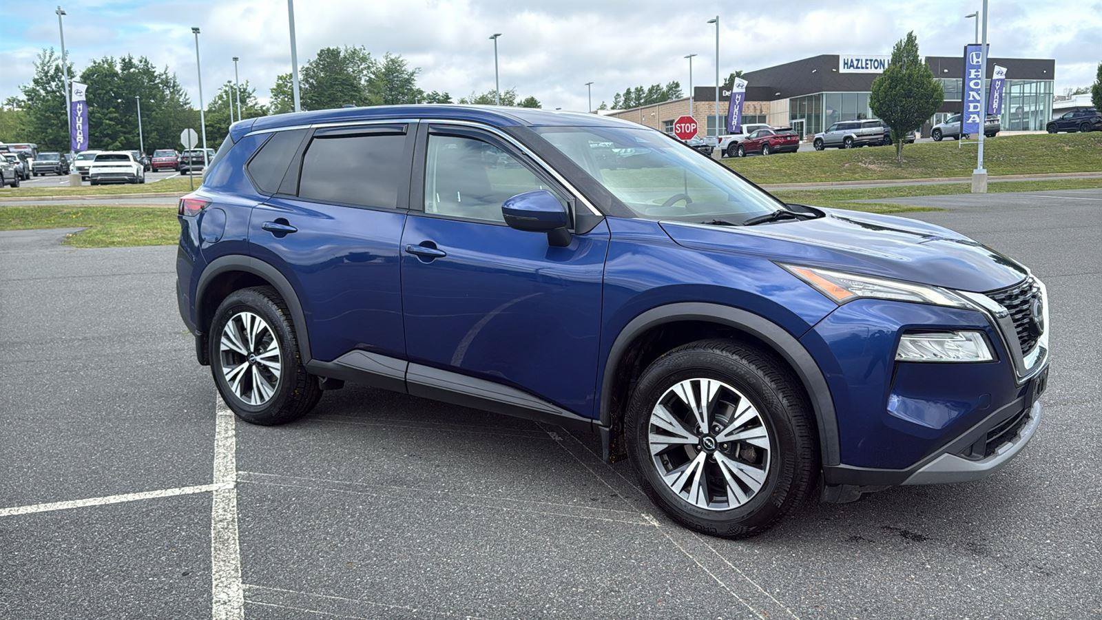 Used 2022 Nissan Rogue SV FWD image 2