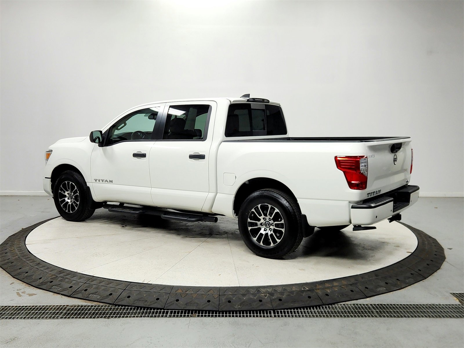 Used 2023 Nissan Titan SV w/ Accessory Utility Package image 5