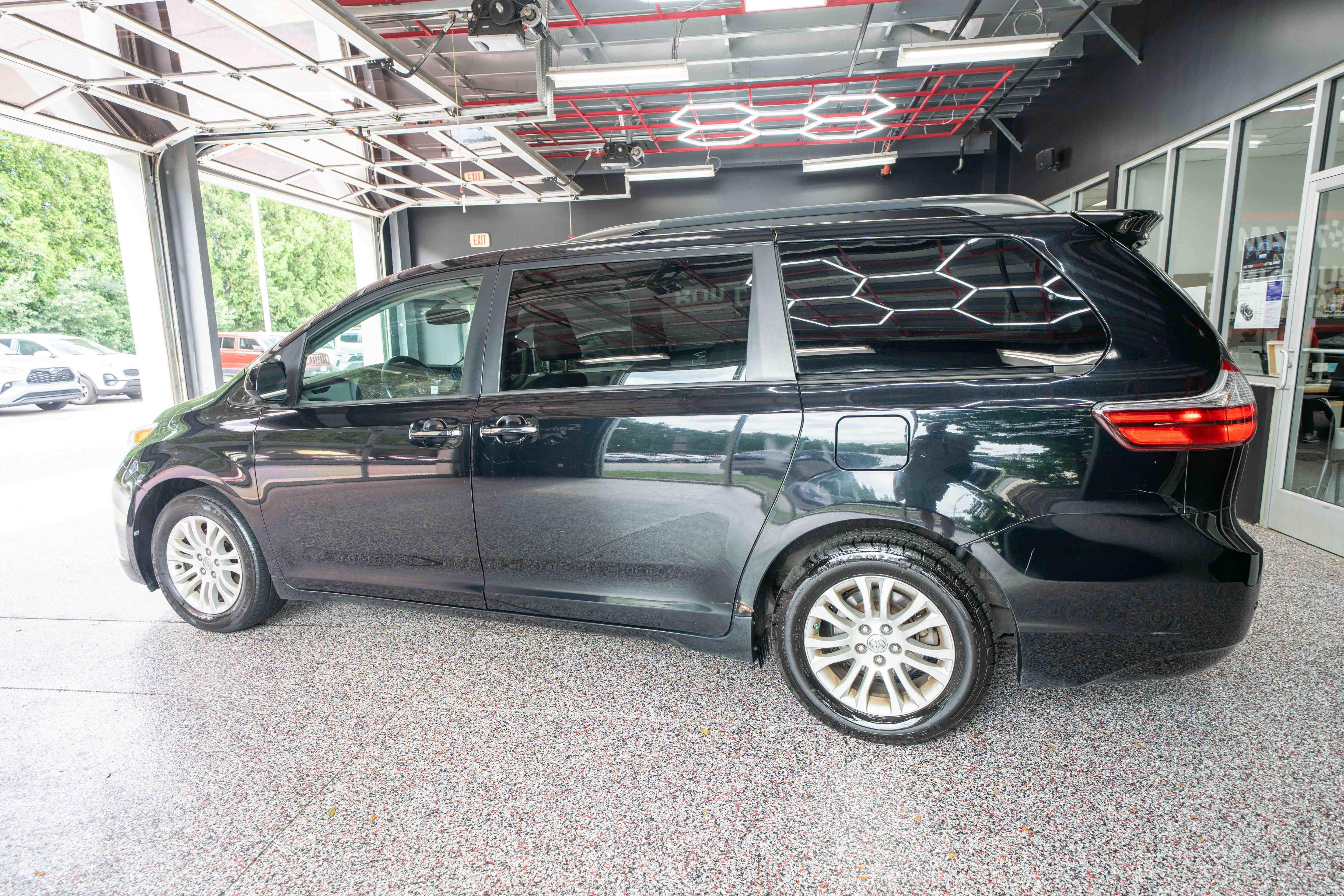 Used 2017 Toyota Sienna XLE Premium FWD image 2