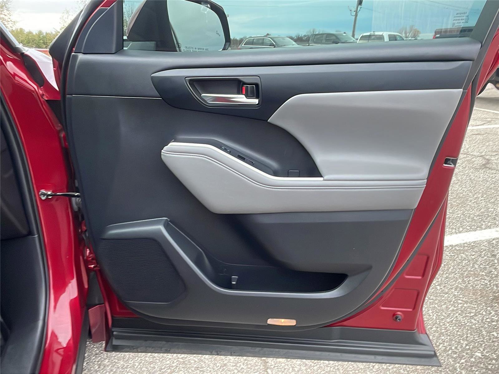 Used 2022 Toyota Highlander XLE image 13