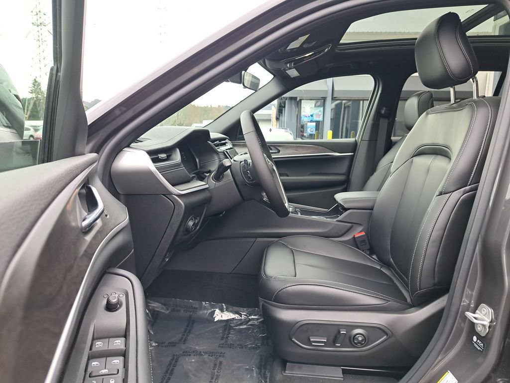 New 2025 Jeep Grand Cherokee Limited w/ MOPAR Finishing Package image 10