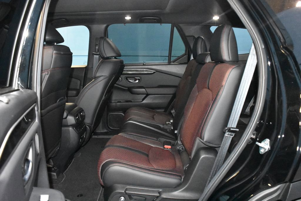 Used 2025 Honda Pilot Black Edition image 23