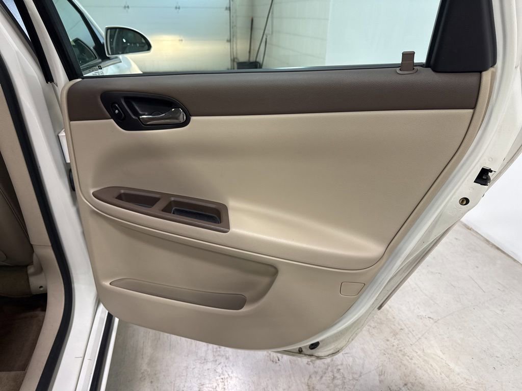 Used 2008 Chevrolet Impala LTZ FWD image 35