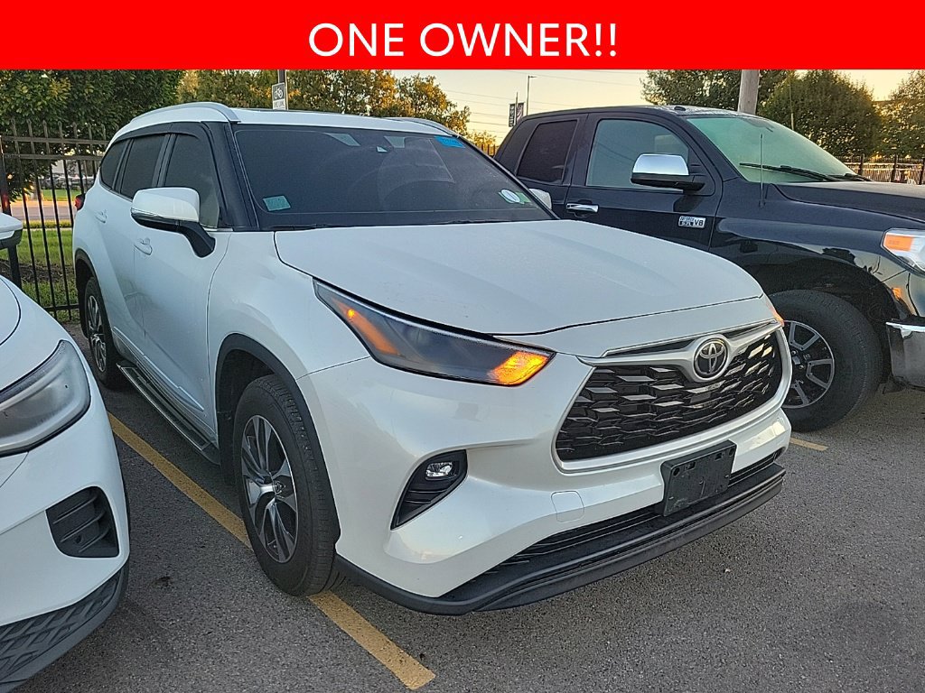 Used 2023 Toyota Highlander XLE AWD/4WD image 3