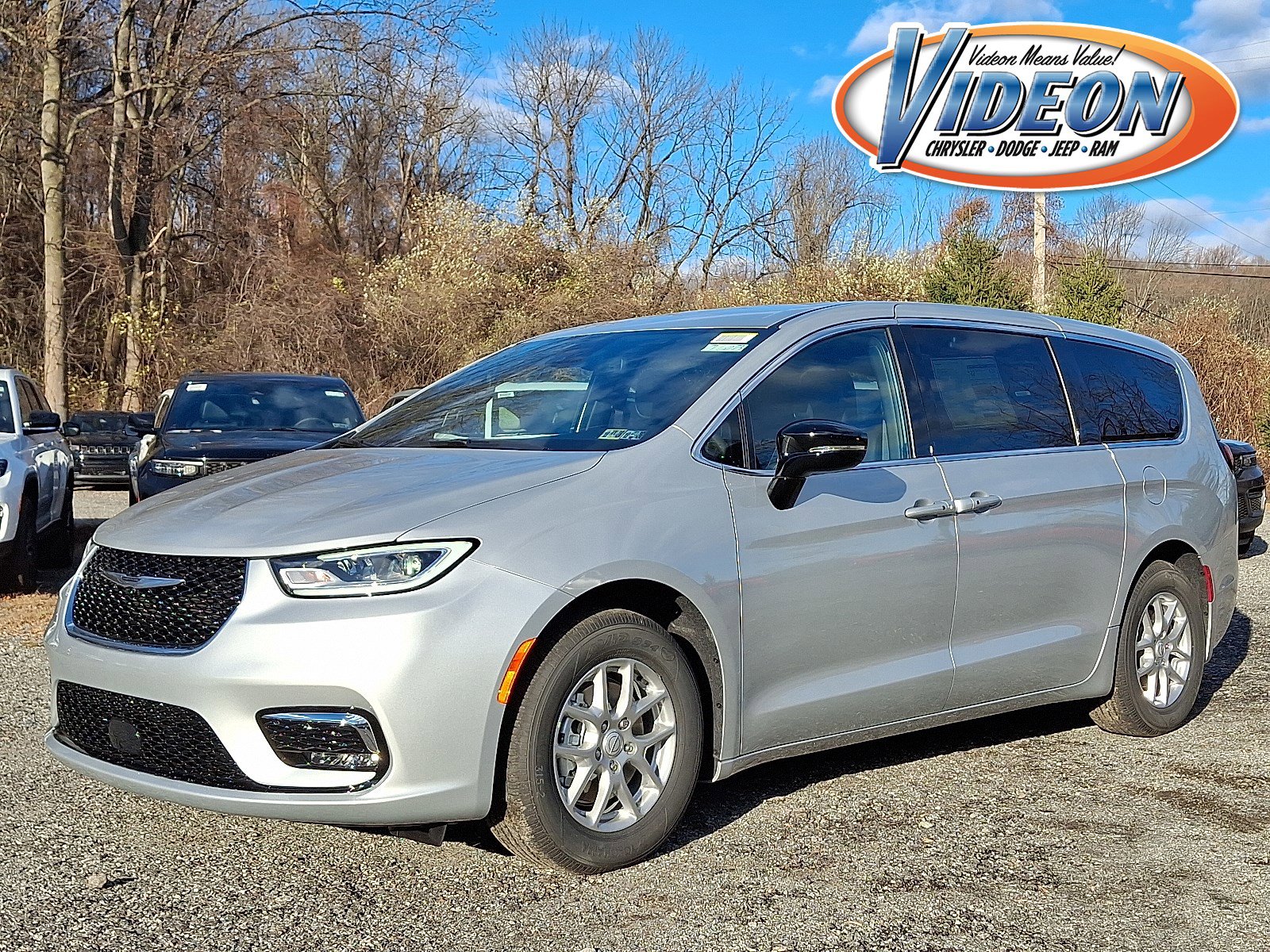 New 2026 Chrysler Pacifica Select image 1