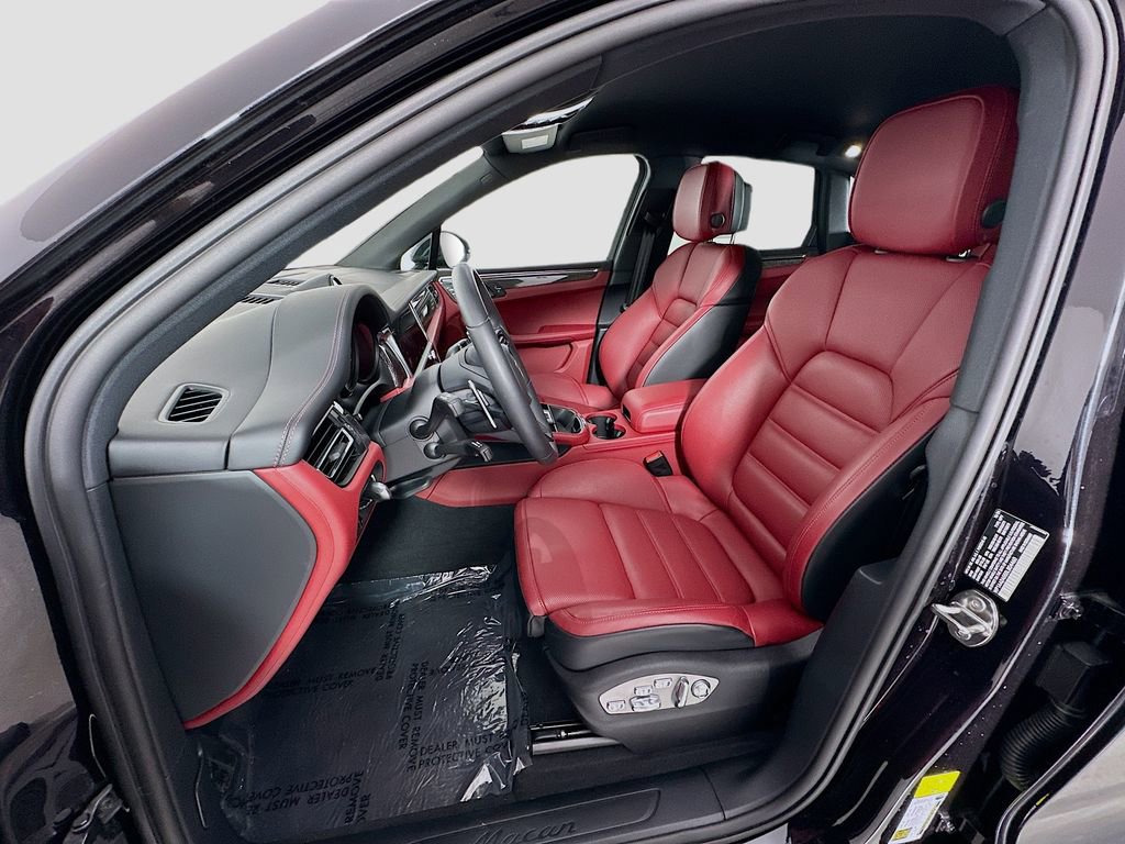 Certified 2025 Porsche Macan AWD/4WD image 5