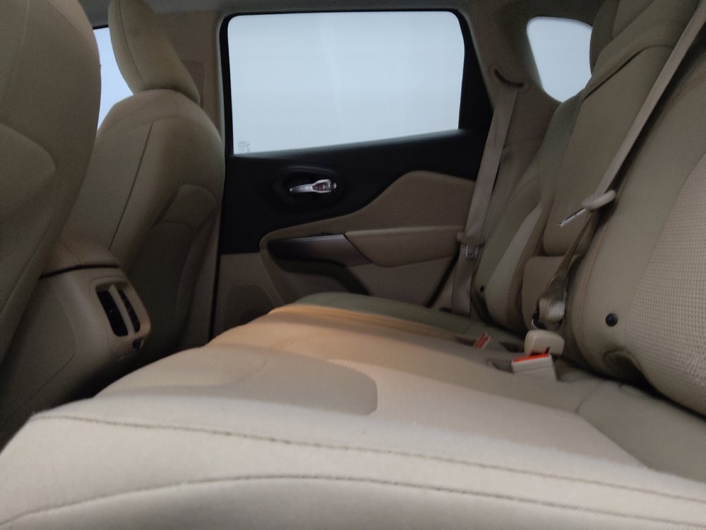 Used 2019 Jeep Cherokee Latitude w/ Popular Appearance Group FWD image 18