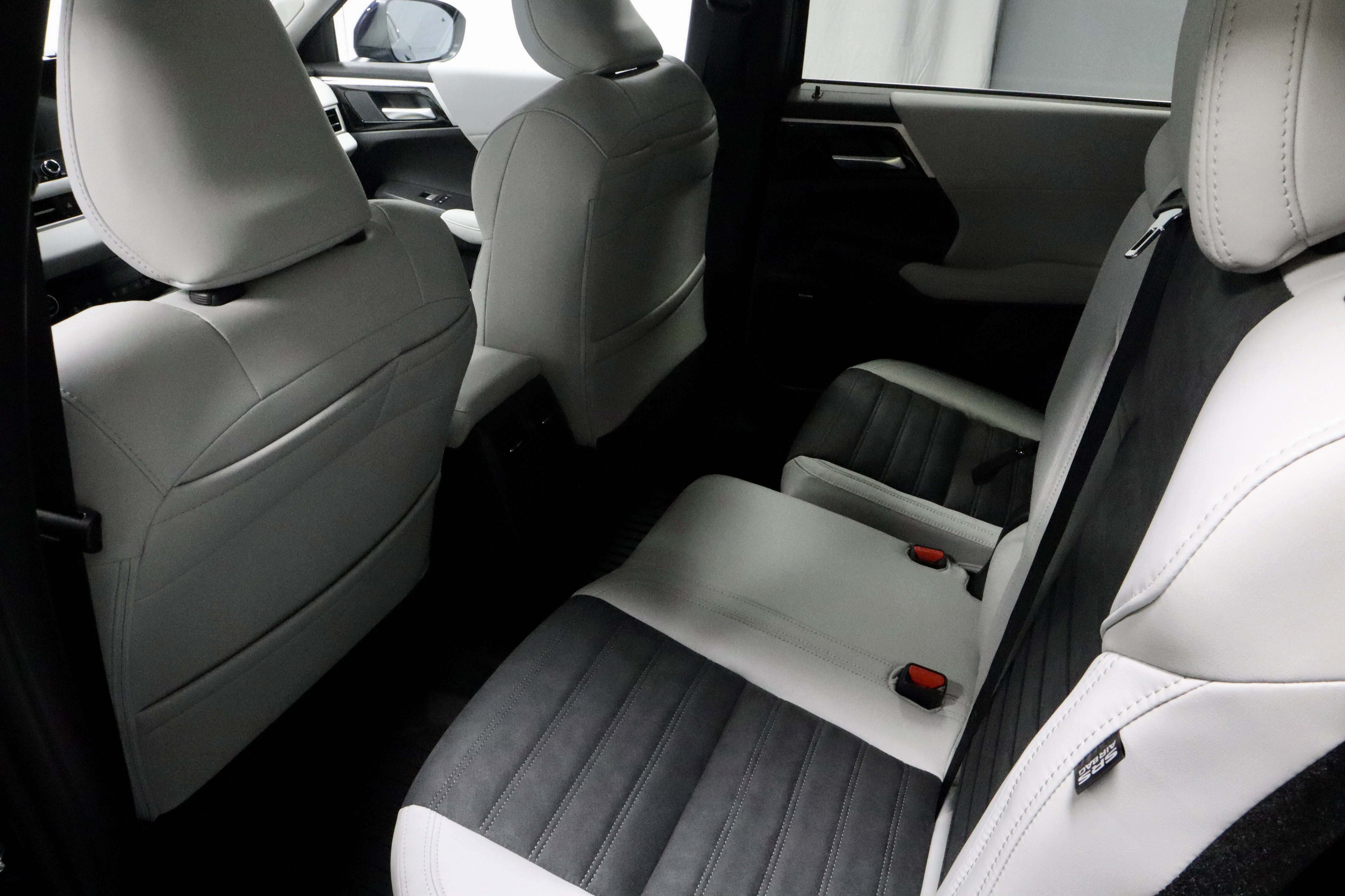 New 2025 Mitsubishi Outlander SE image 17