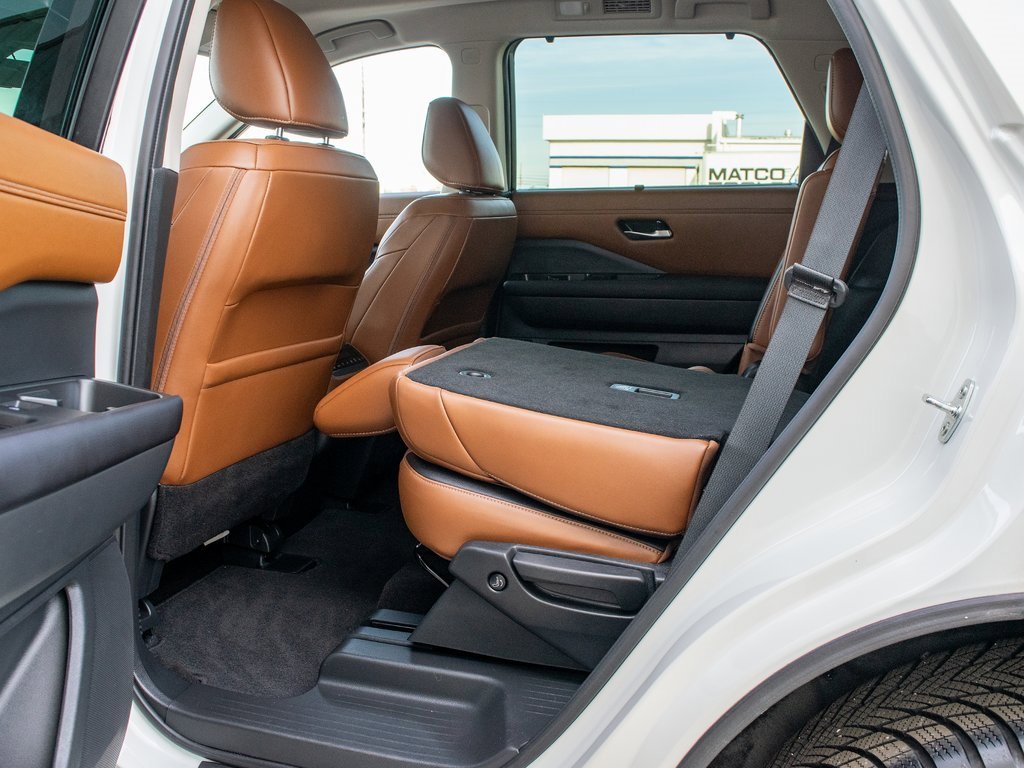 Used 2024 Nissan Pathfinder Platinum image 34