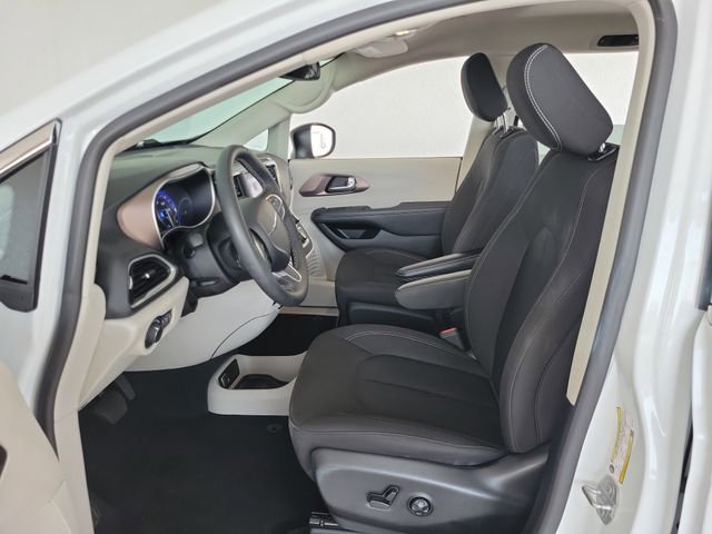 Used 2024 Chrysler Voyager LX image 16