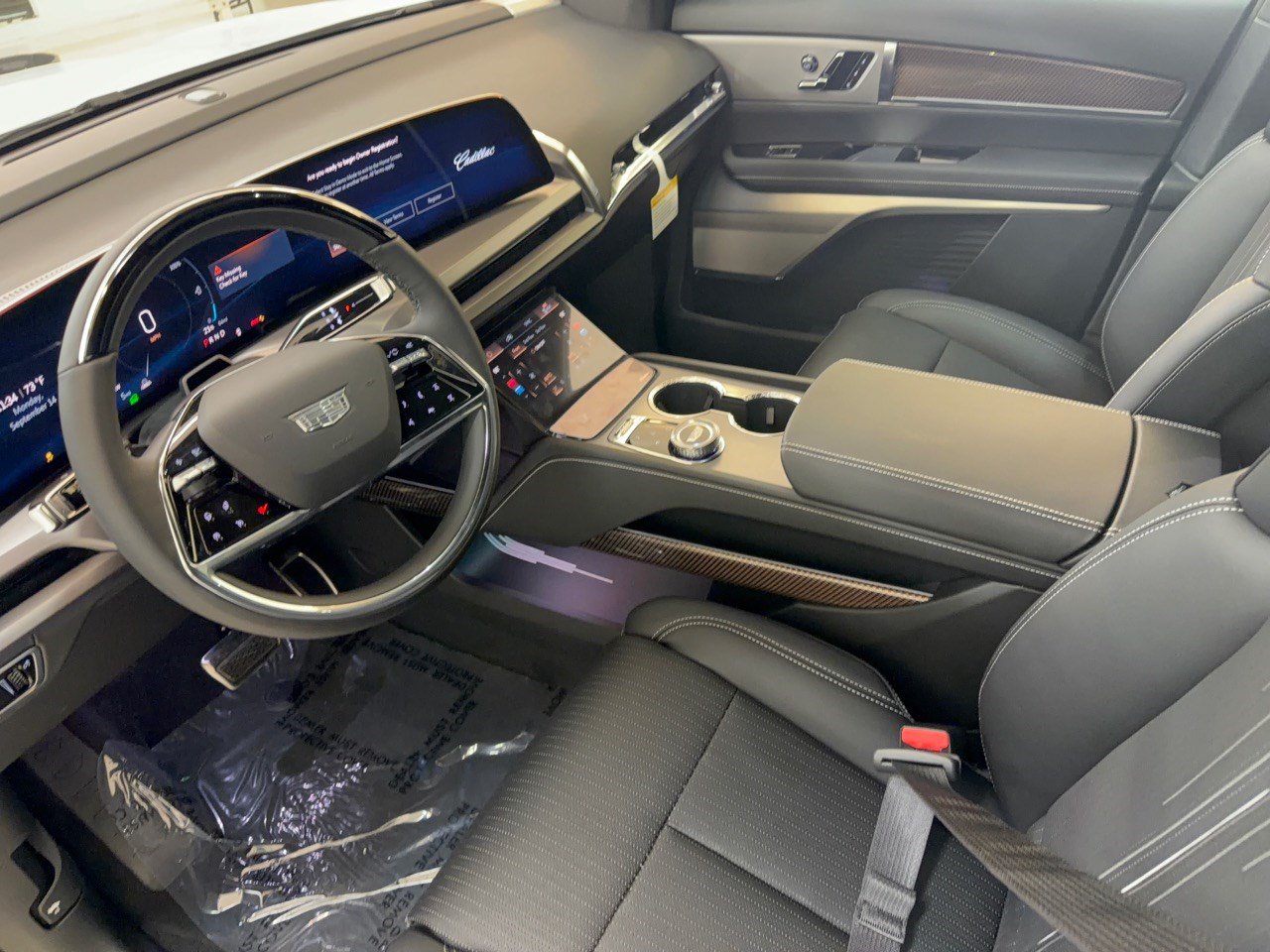 New 2027 Cadillac Vistiq Luxury w/ LPO, Floor Liner Package AWD/4WD image 4