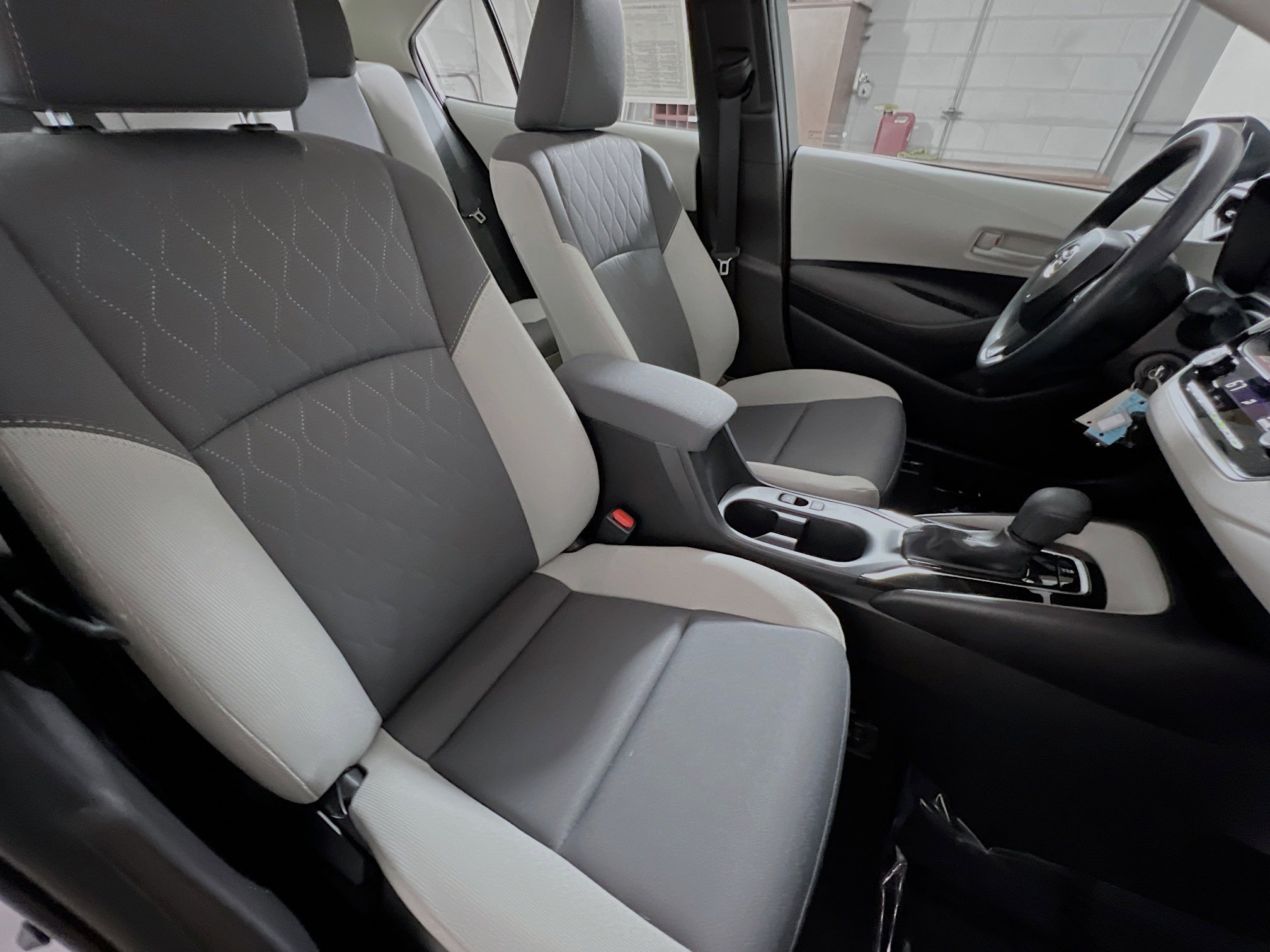 Used 2025 Toyota Corolla LE FWD image 30