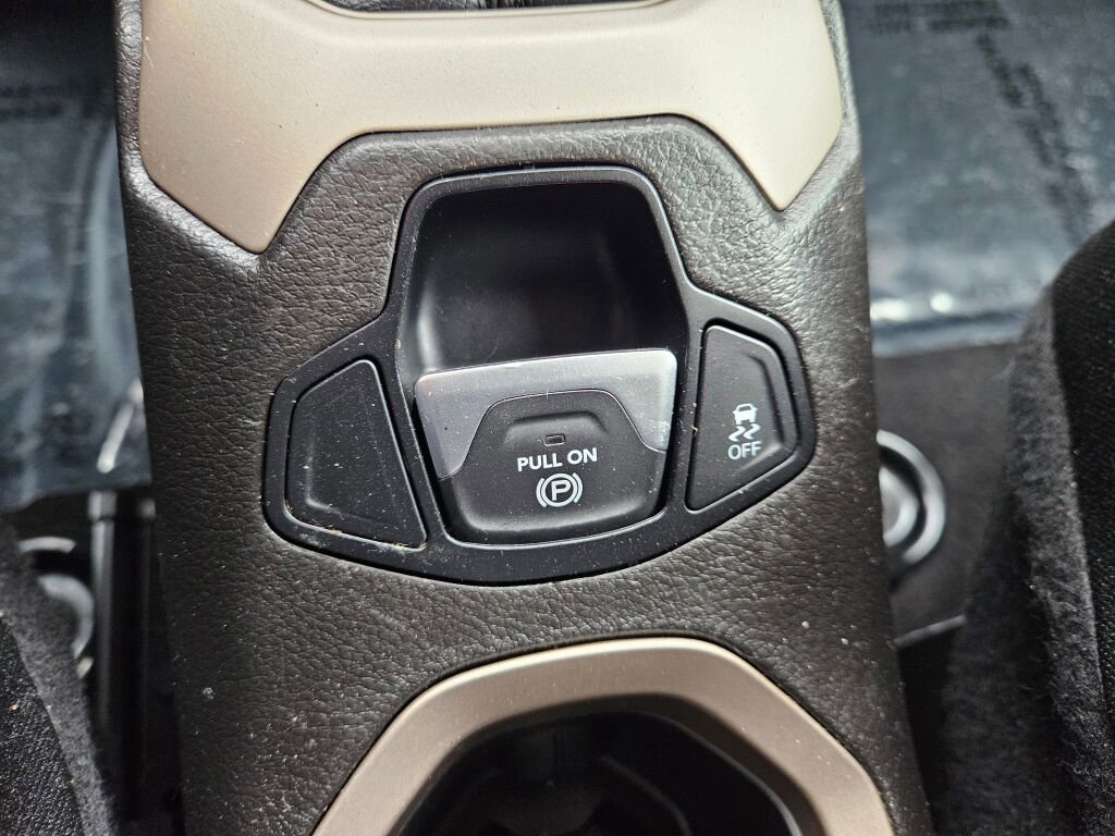 Used 2017 Jeep Renegade Latitude AWD/4WD image 26