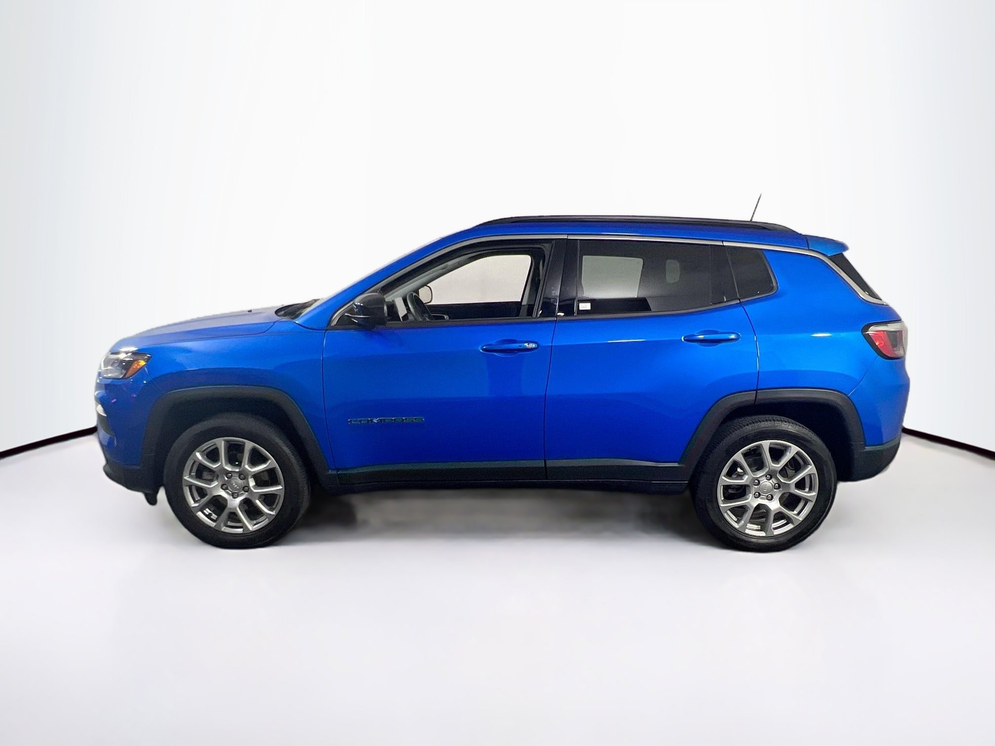 Used 2022 Jeep Compass Latitude w/ Sun and Sound Group AWD/4WD image 8