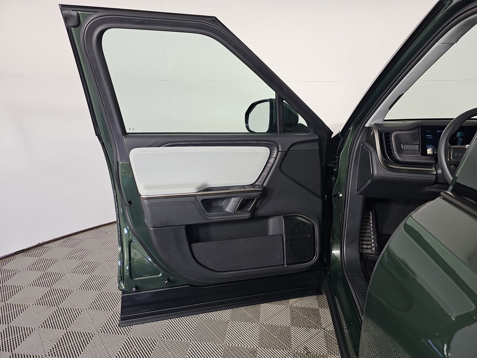 Used 2024 Rivian R1S Adventure image 16