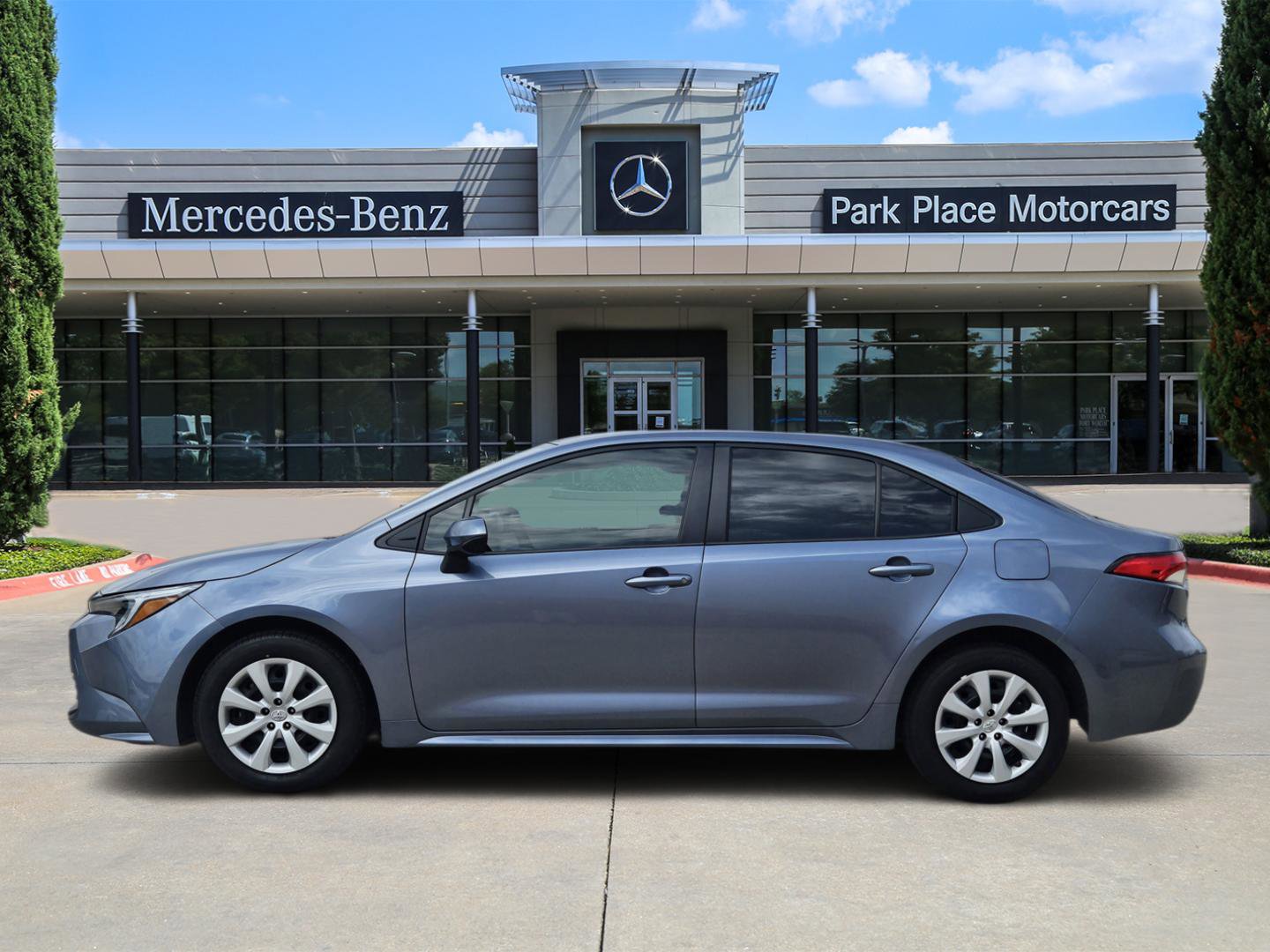 Used 2023 Toyota Corolla LE image 3