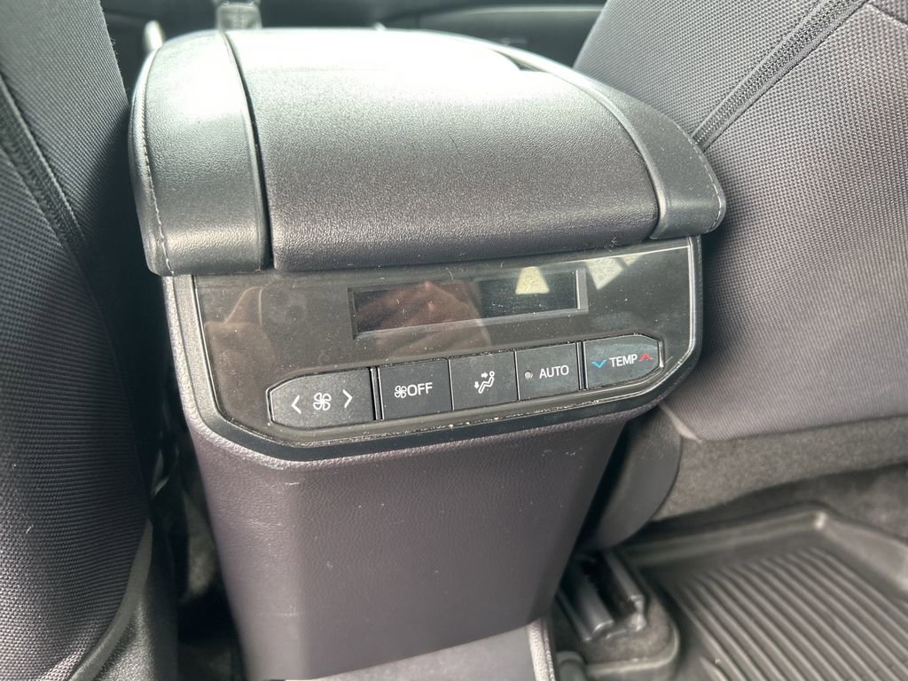 Used 2023 Toyota Highlander LE image 27