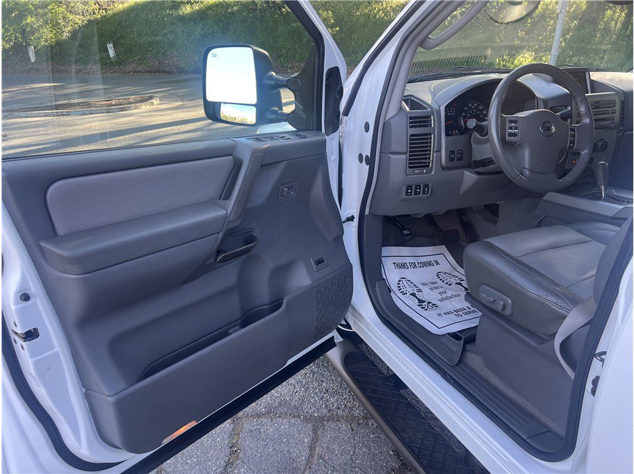 Used 2005 Nissan Titan LE w/ (U01) Nissan Navigation Pkg image 16
