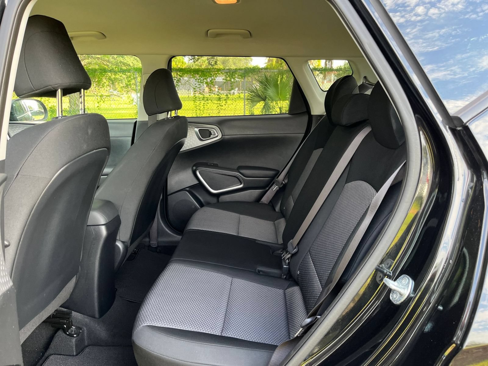 Used 2025 Kia Soul LX w/ LX Technology Package FWD image 24