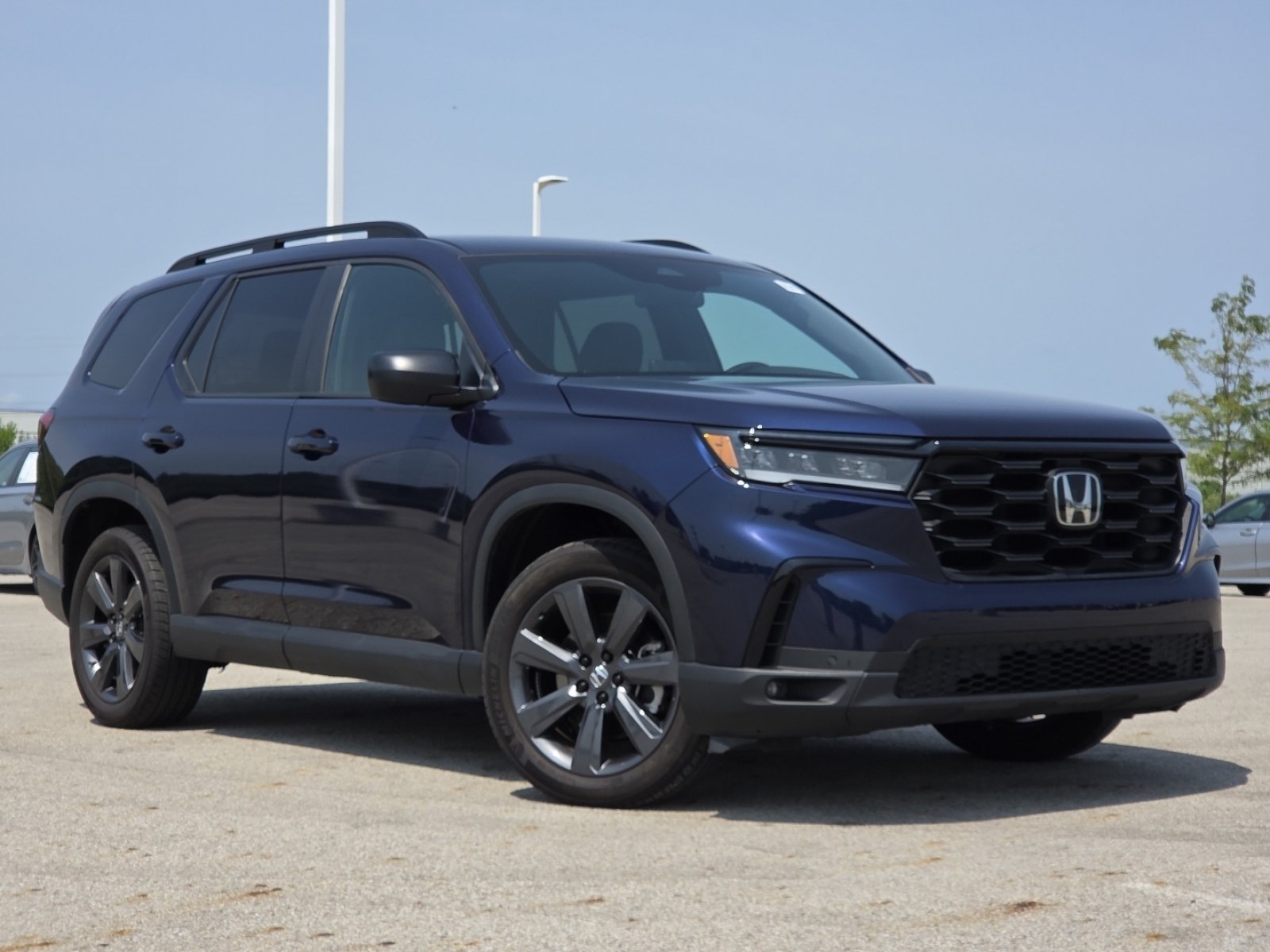 Used 2025 Honda Pilot Sport image 2