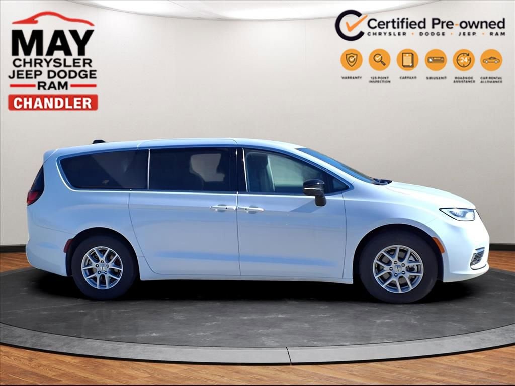 Used 2024 Chrysler Pacifica Touring-L image 2