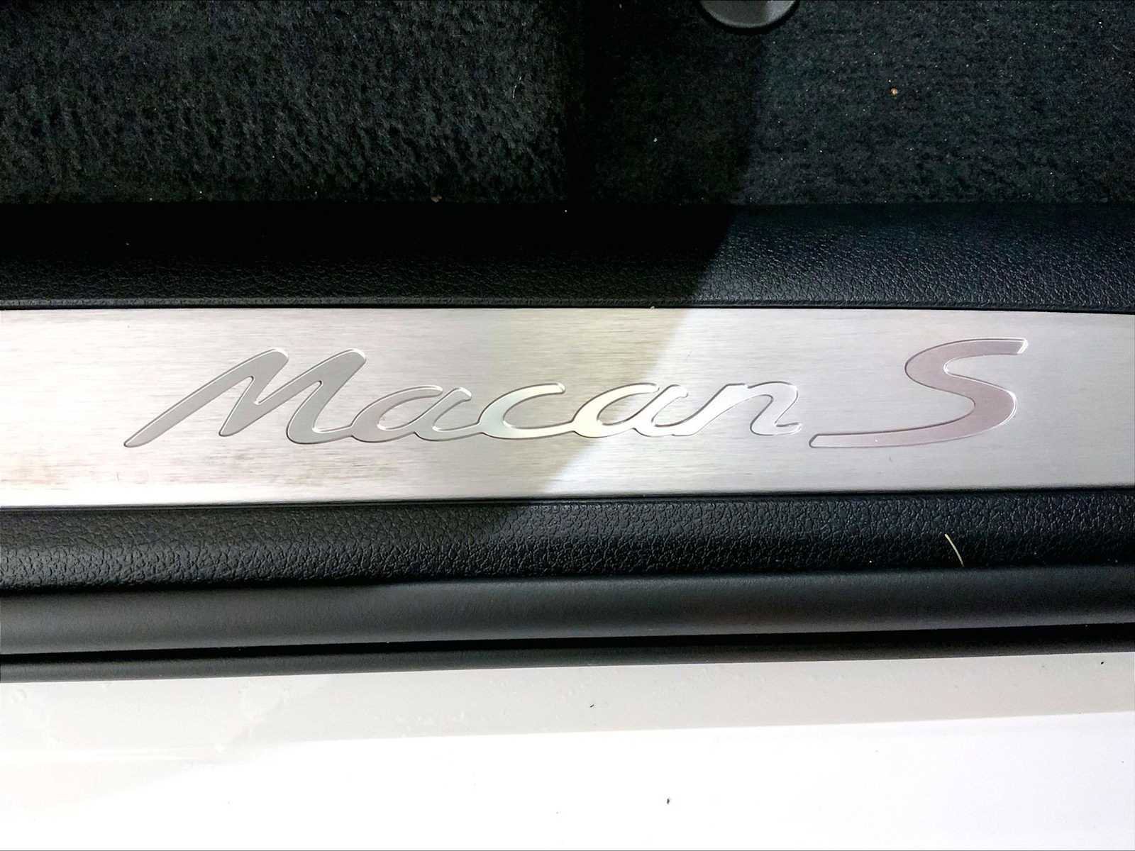 Certified 2023 Porsche Macan S w/ Premium Package Plus image 19