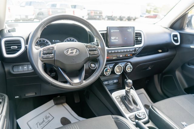 Used 2022 Hyundai Venue Limited image 12