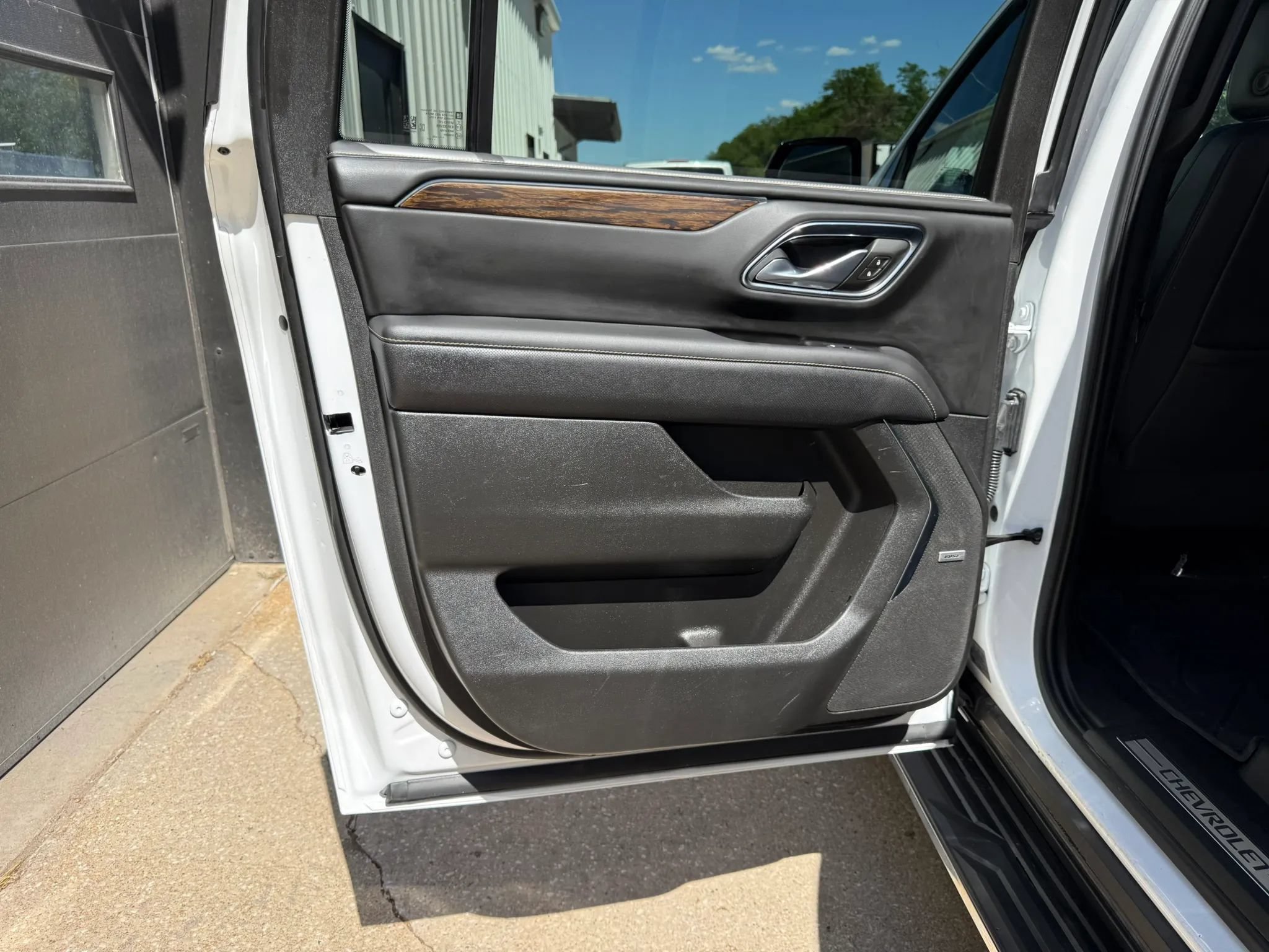 Used 2023 Chevrolet Suburban Premier w/ Premium Package 2 AWD/4WD image 13