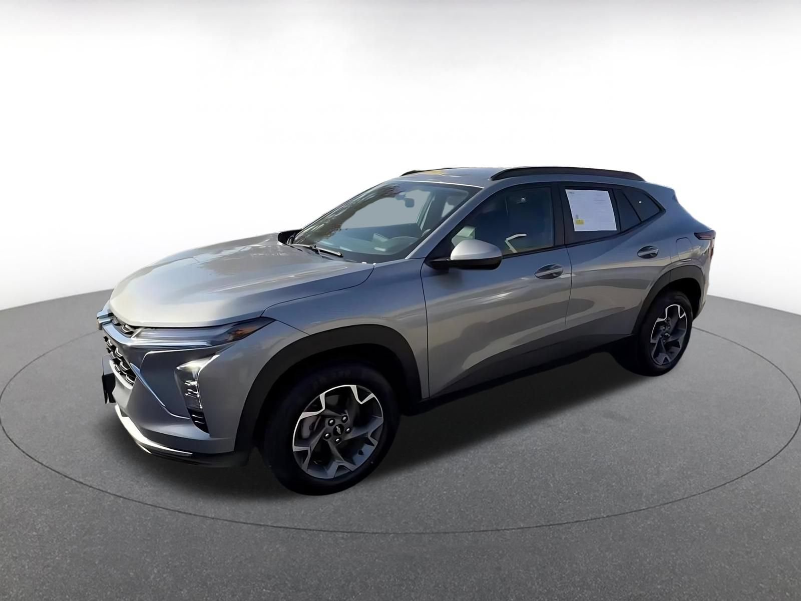 Used 2025 Chevrolet Trax LT FWD image 8