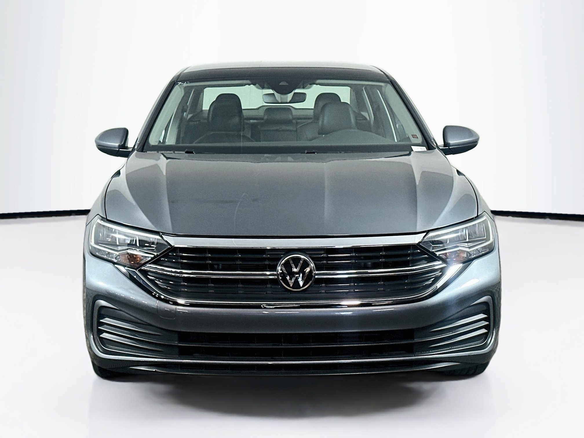 Used 2024 Volkswagen Jetta SE w/ Panoramic Sunroof Package FWD image 2